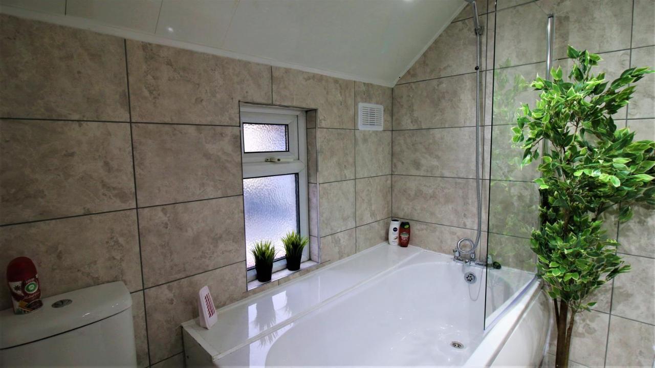 Free Local Parking - Fast Wifi - Sleeps 10 Guests By Property Promise Кардифф Экстерьер фото