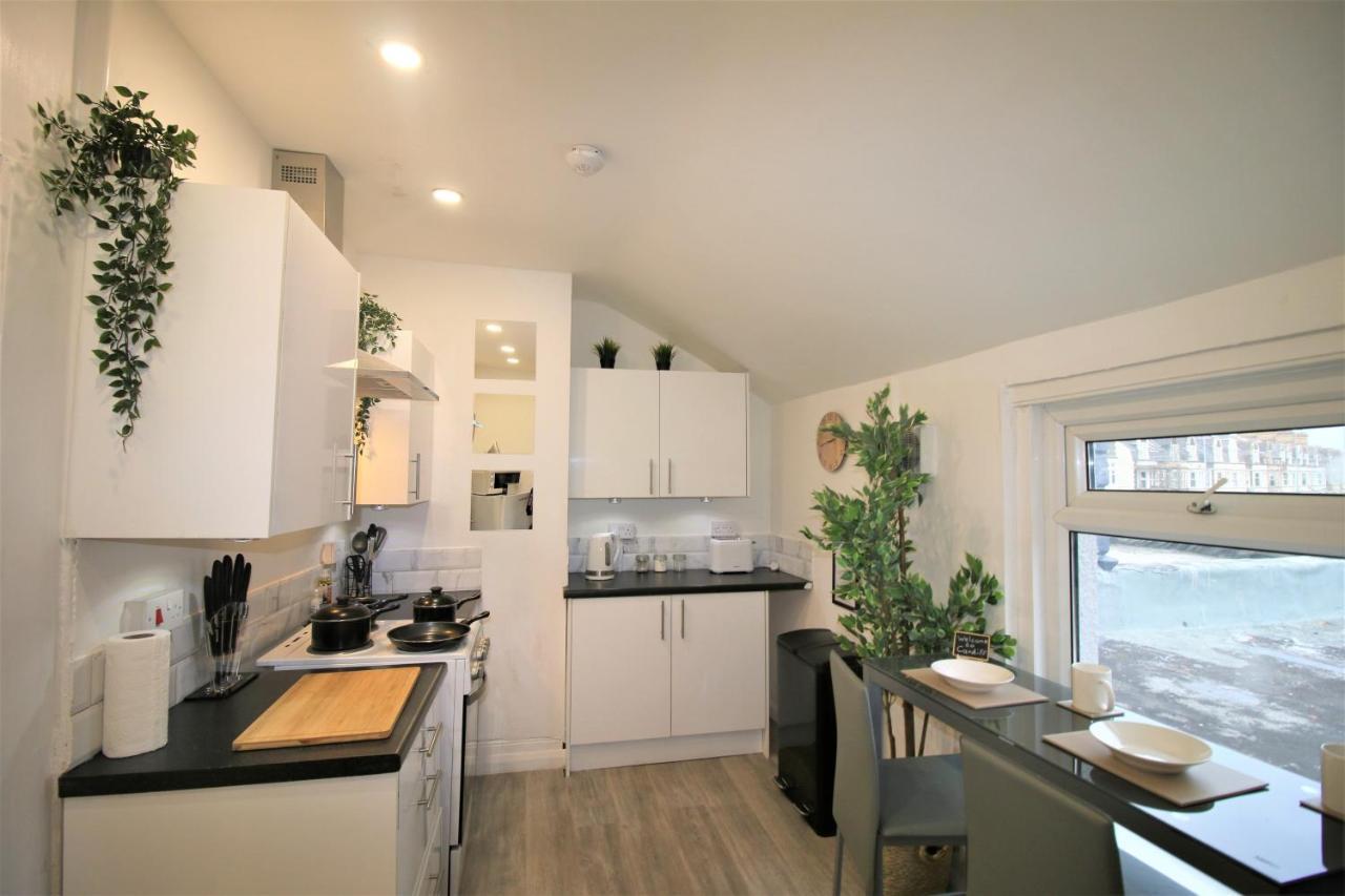 Free Local Parking - Fast Wifi - Sleeps 10 Guests By Property Promise Кардифф Экстерьер фото