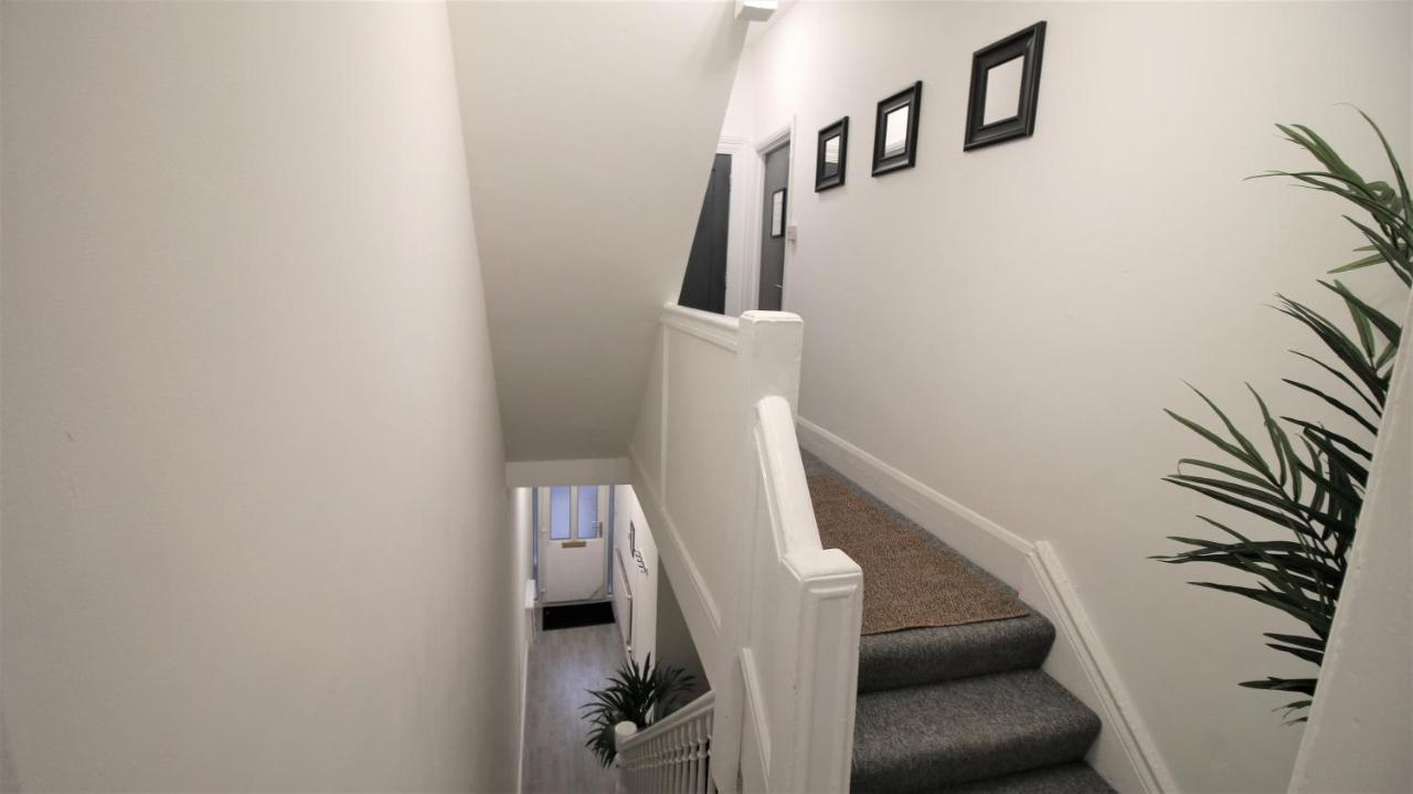 Free Local Parking - Fast Wifi - Sleeps 10 Guests By Property Promise Кардифф Экстерьер фото