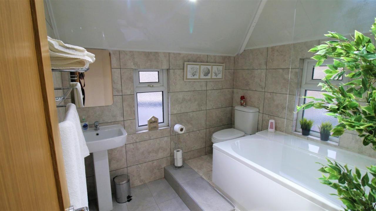 Free Local Parking - Fast Wifi - Sleeps 10 Guests By Property Promise Кардифф Экстерьер фото